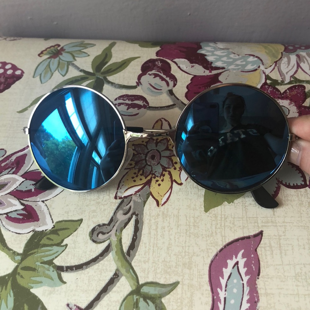 Blue, round sunglasses